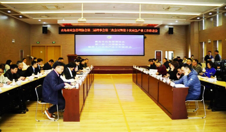 孫素朋代表青島市應(yīng)急協(xié)會宣讀2023年度工作報告